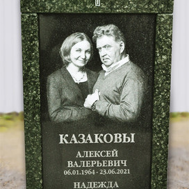 Комбинированный памятник из зелёного гранита Балтик-грин и чёрного гранита Габбро-диабаз с гравированными большими портретами