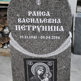 Фото надгробия на могилу в форме овала из гранита Возрождение ВП-32