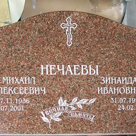 Горизонтальное надгробие из казахстанского гранита Желтау-Красный.