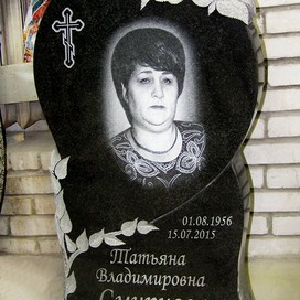 Фото резного надгробия в форме сердца из черного гранита