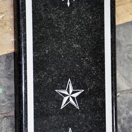 Фото надгробной плиты с военной символикой