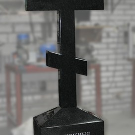 Фото гранитного восьмиконечного креста на массивном постаменте
